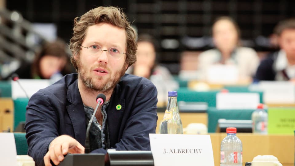 Jan Philipp Albrecht sitzt im EU-Parlament und spricht ins Mikrofon