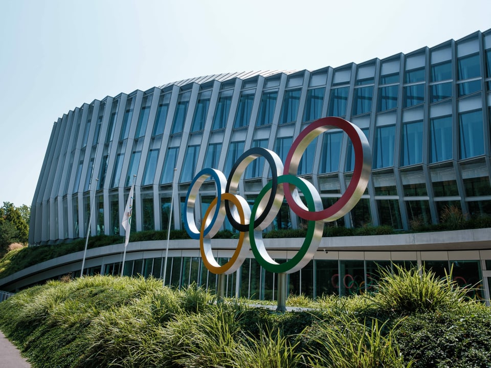 Die Olympischen Ringe ... Der IOC-Sitz in Lausanne.