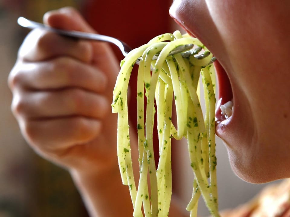Kind isst Spaghetti Pesto