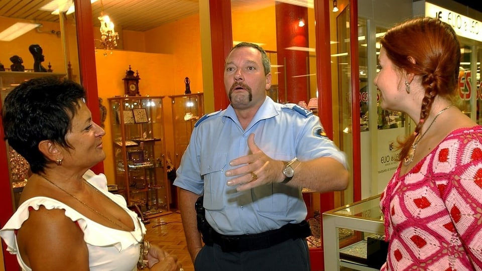Polizist Alain Devegney bei der Arbeit im Bahnhof Cornavin am 11. Juli 2002. Der damals 46-Jährige stiess mit seinen Pionierprojekt zugunsten der ethnischen Verständigung auf riesiges Interesse.