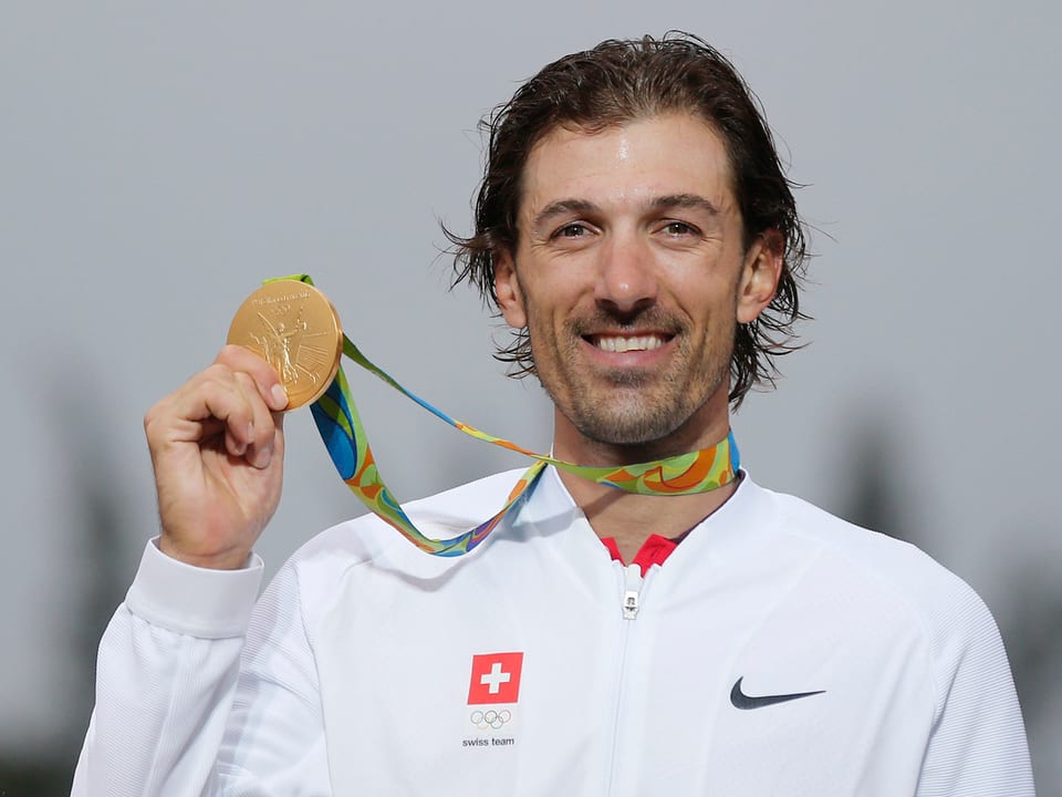 Fabian Cancellara posiert mit der Olympia-Goldmedaille.