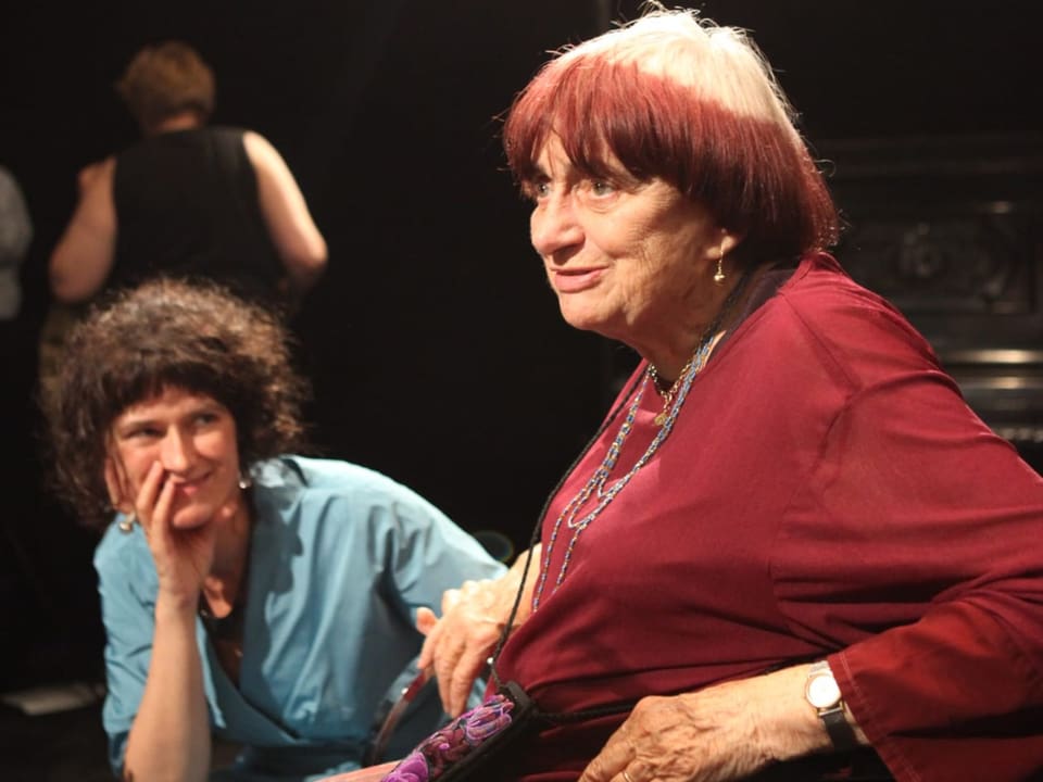 Frau mit Locken (Nicole Reinhard) schaut zu älterer Dame hoch (Agnes Varda)