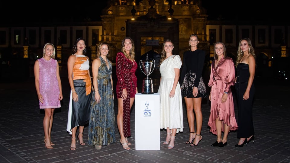 Posieren mit dem Objekt der Begierde Die 8 Teilnehmerinnen der WTA Finals