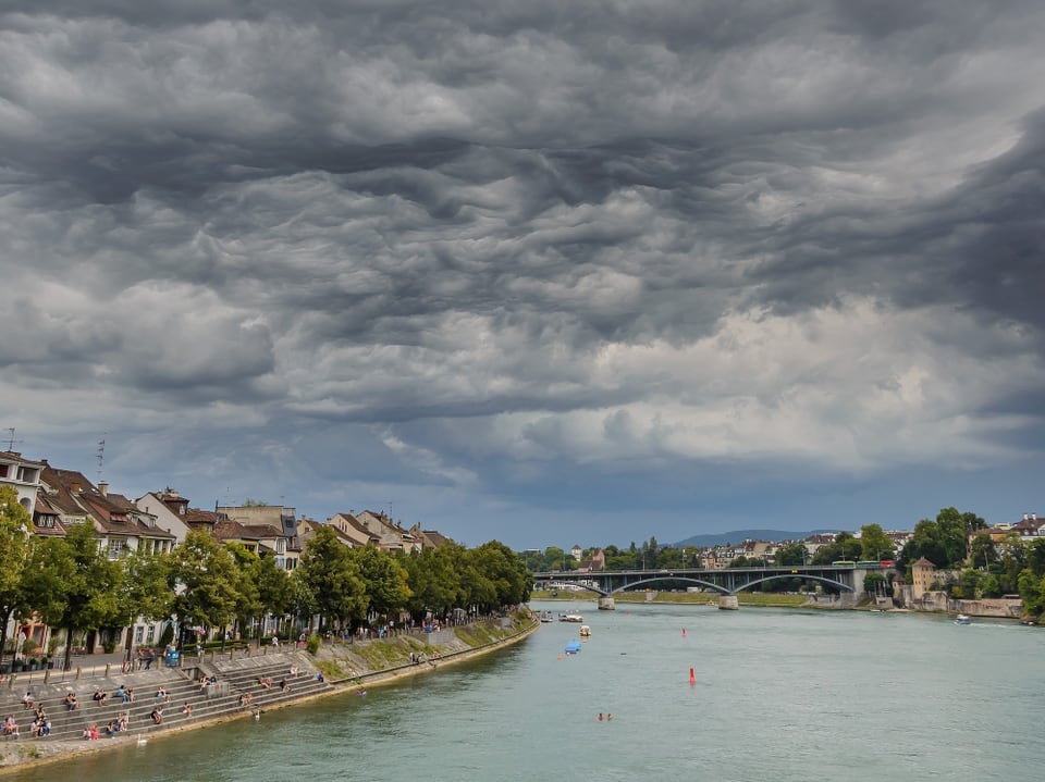 Rhein, darüber Wolken.