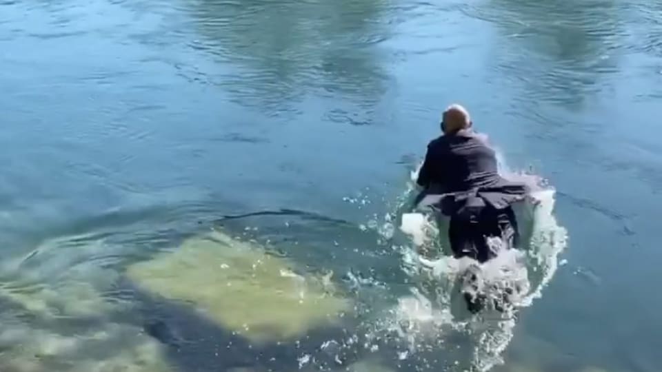 Mann im Anzug im Wasser