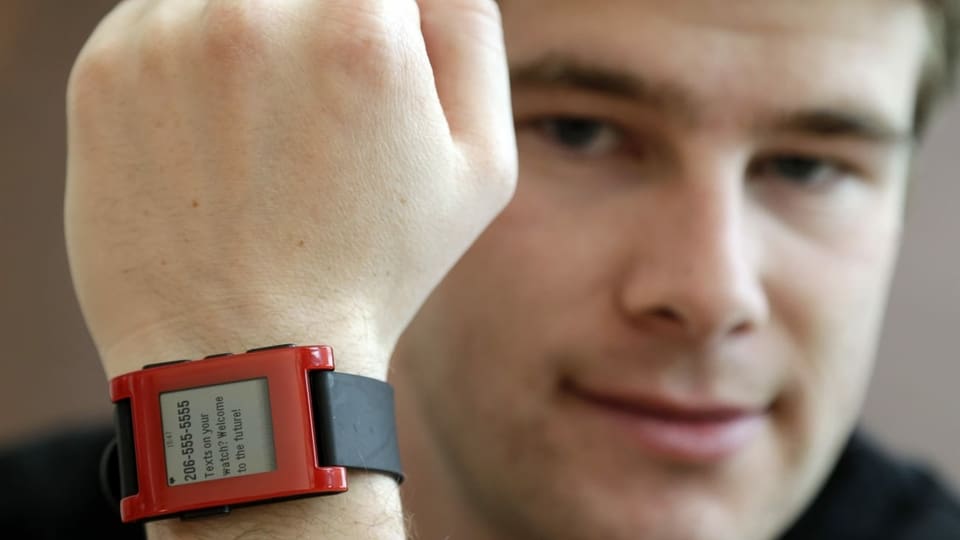 Eric Migicovsky hält eine Pebble-Smartwatch in die Kamera