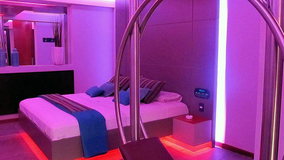 Hotelzizimmer in violettem Licht.