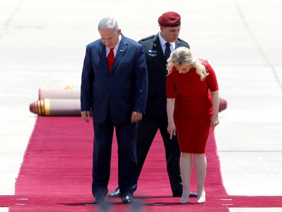 Israels Premier Benjamin Netanyahu und seine Frau Sara warten am Flughafen auf das Präsidenten-Paar aus den USA.