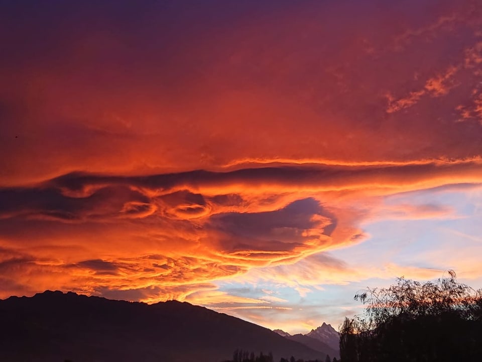 Gwattluschenmoos BE Roter Himmel und tolle Wolkenformation.