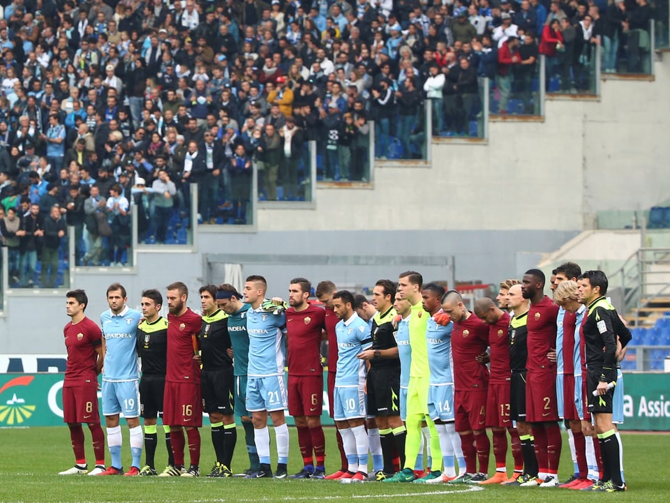 Lazio und Roma beim durchmischten Teamfoto
