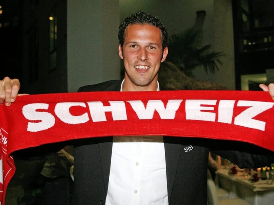 Marco Streller mit einem Schweizer Schal.