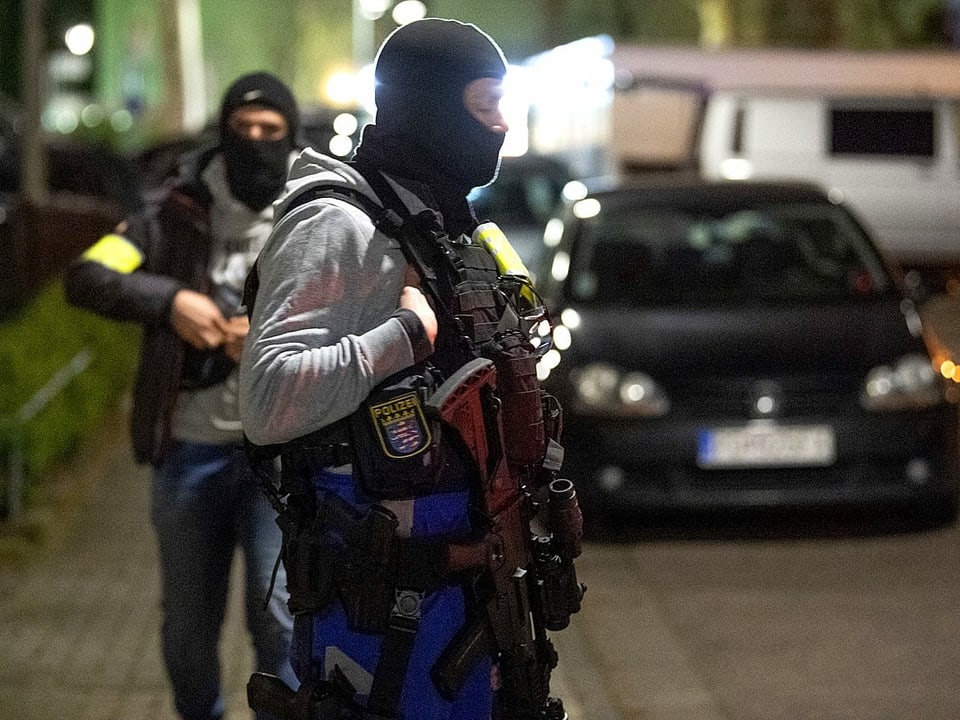 Schwer bewaffnete SEK-Beamte sichern den Tatort in Hanau.