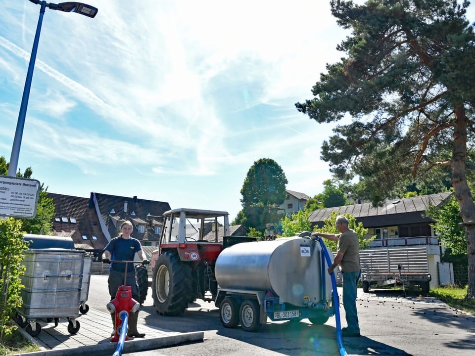 Bretzwil/BL Bauern füllen Wassertankwagen auf.