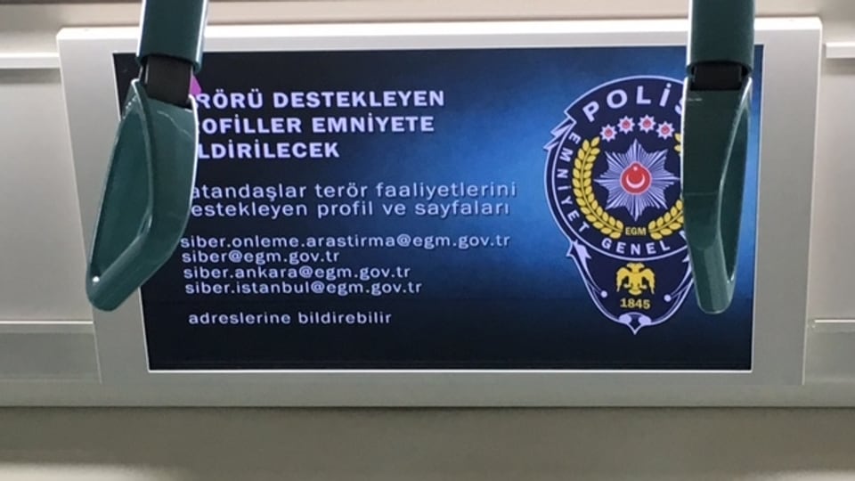 Bildschirm in der Metro von Istanbul.