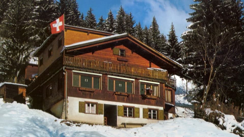 Ein Schweizer Chalet in verschneiter Landschaft