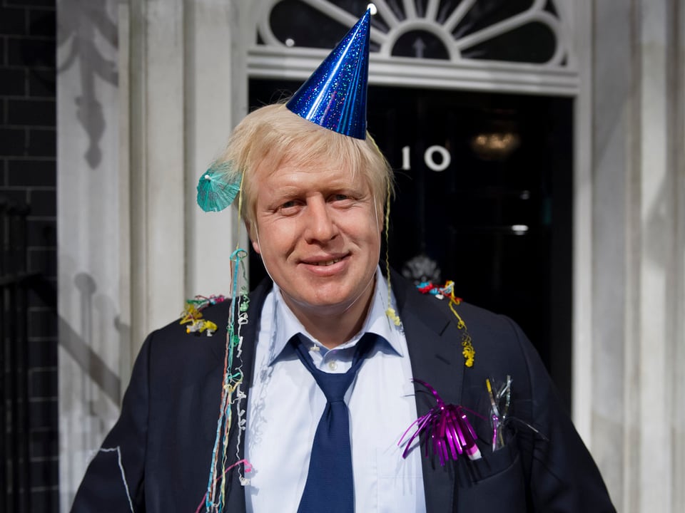 Boris Johnsons Figur bei Madame Tussauds mit Partyhütchen und Lametta. 