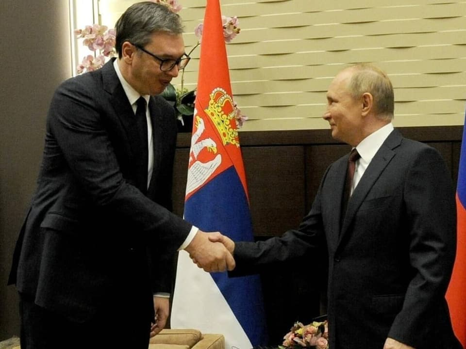 Vucic und Putin schütteln Hände