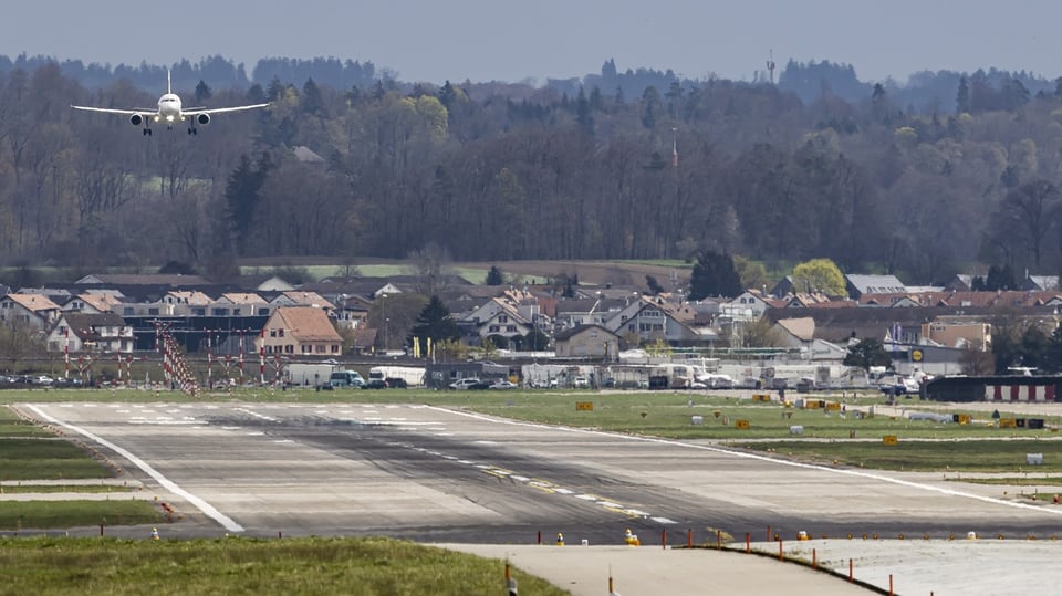 Die Piste 28 des Flughafens Zürich AG. Ein Flugzeug setzt zur Landung an.