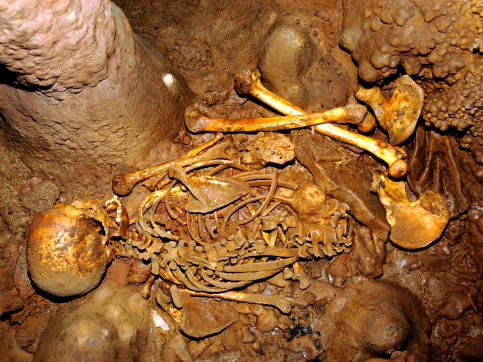 Das Skelett des Jägers und Sammlers in Einzelteilen, das die Forscher bei Léon in Nordspanien im Jahr 2006 fanden.