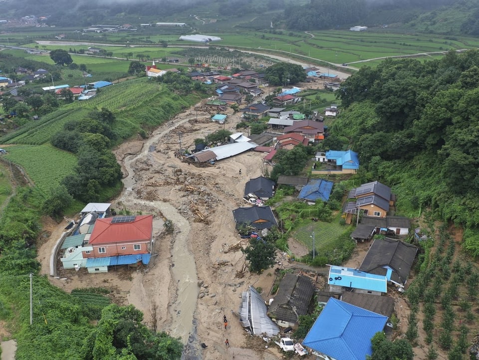 Ein überflutetes Dorf.
