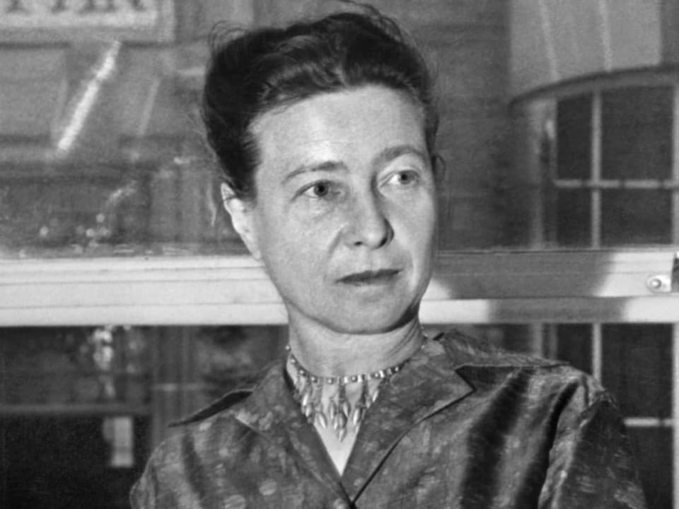 Schwarz-weiss Foto der Büste von Simone de Beauvoir mit aufgesteckten Haaren 