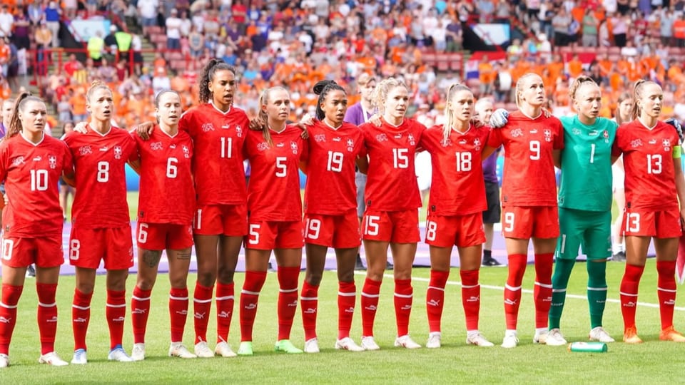 Die Spielerinnen des Schweizer Teams steht vor dem Anpfiff in einer Reihe.