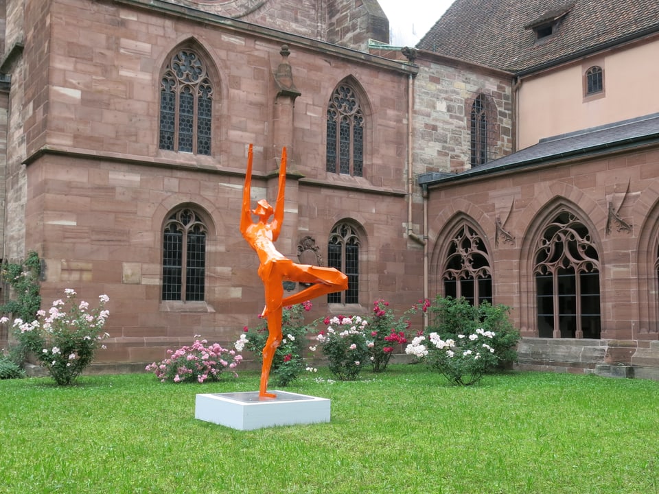 orange Skulptur, stehender Mensch