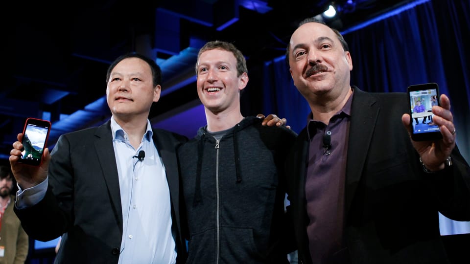 Mark Zuckerberg umgeben von HTC CEO Peter Chou und AT&T CEO Ralph de le Vega.