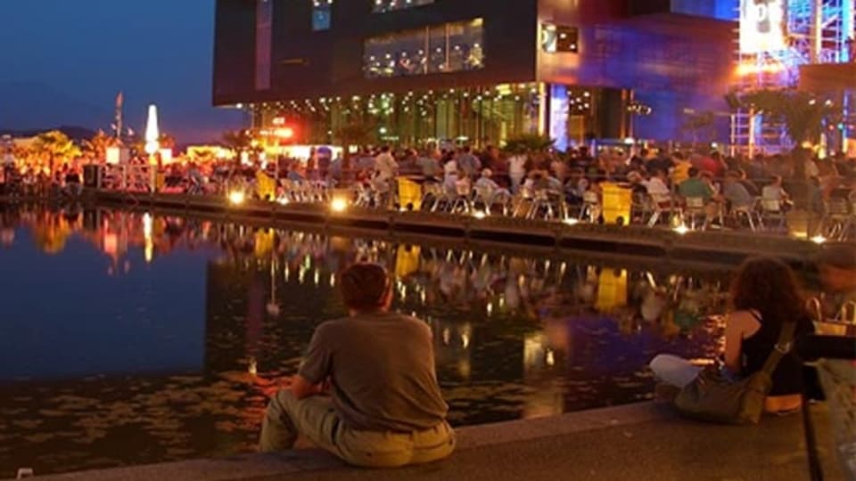 Festival-Stimmung am Blue Balls vor dem Luzerner KKL