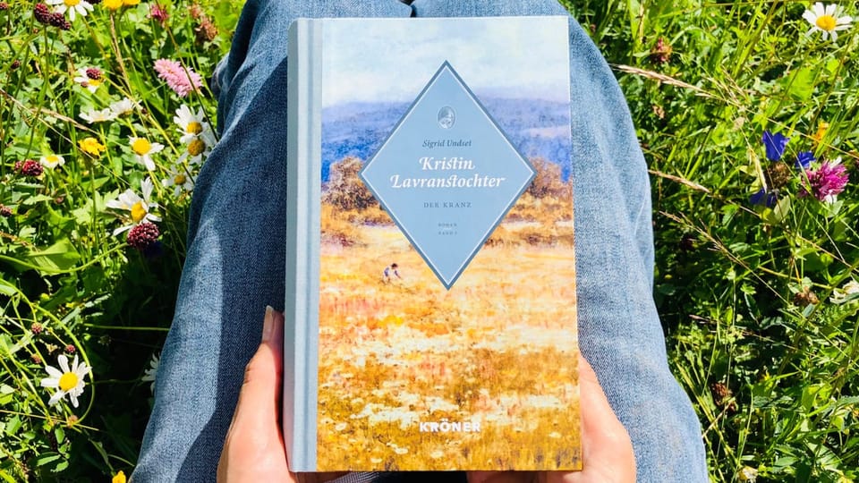 Buchtipp Nummer 5 Das Buch «Kristin Lavranstochter» von Sigrid Undset liegt auf Annette Königs Knien