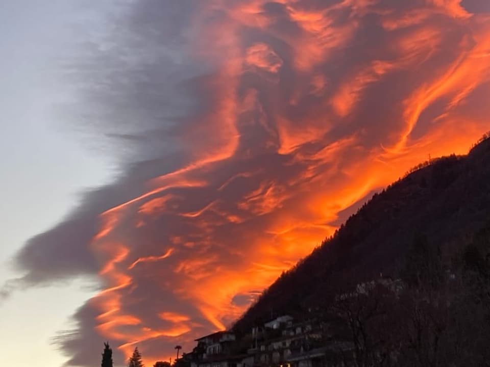 Farbige Wolken am Himmel.