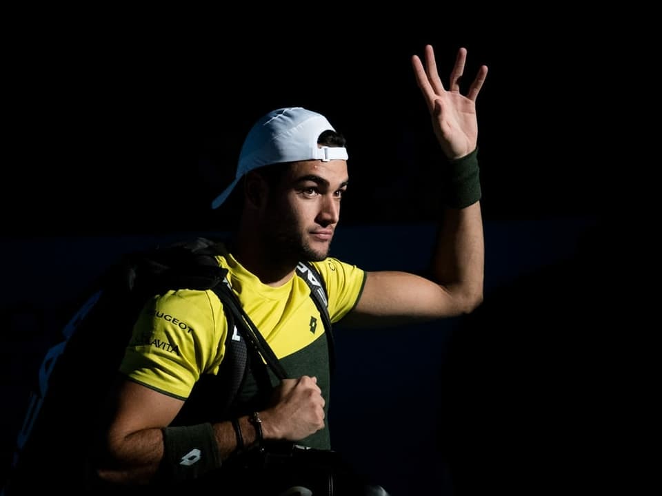 Matteo Berrettini winkt ins Publikum.