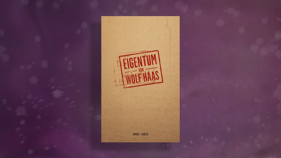 Buchcover im Stil eines Verpackungs-Kartons. Darauf der Buchtitel als roter Stempel «Eigentum von Wolf Haas»