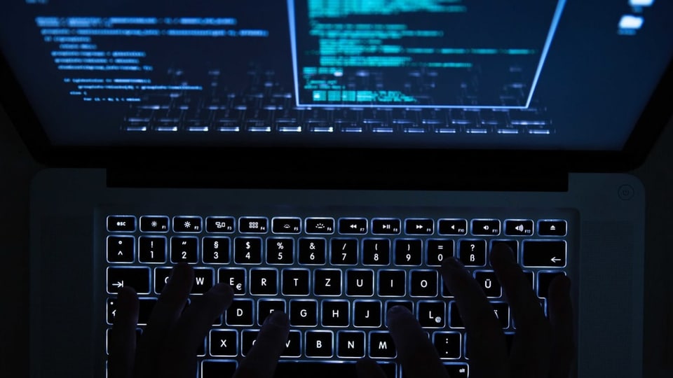 Eine Person schreibt auf dem Laptop Code