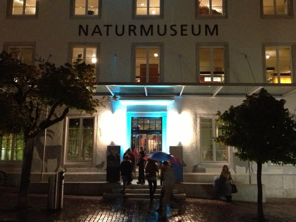 Der beleuchtete Eingang zum Naturmuseum.