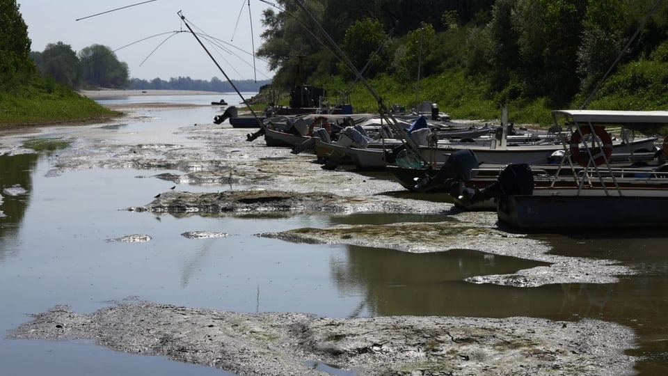 Fischerboote, die halbwegs auf dem Trockenen stehen