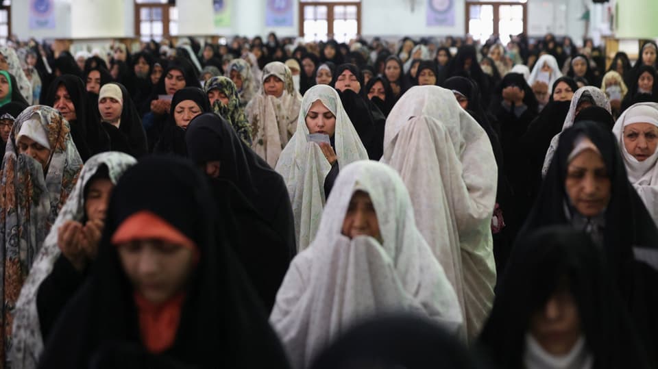Women pray.