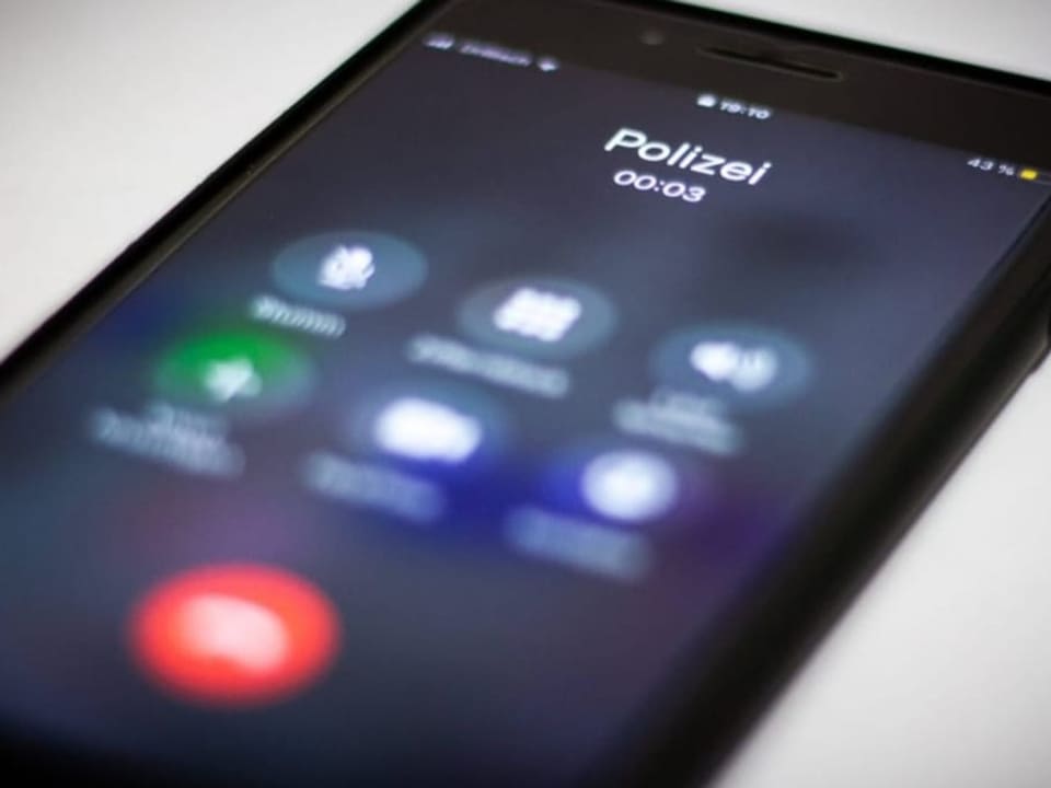 Smartphone, auf dem Display steht «Polizei»