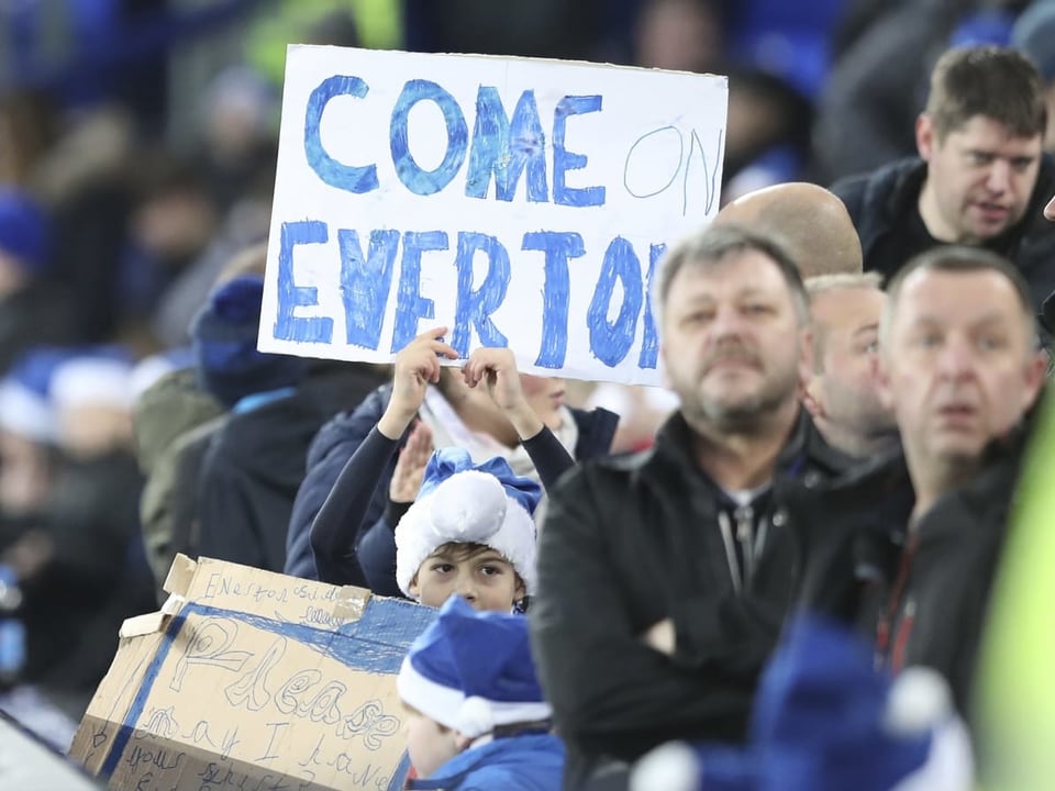 Junger Fan hebt Plakat mit der Aufschrift: «Come on Everton»