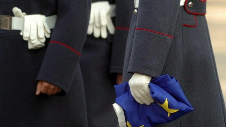 Soldat hält gefaltetet EU-Fahne in der Hand.
