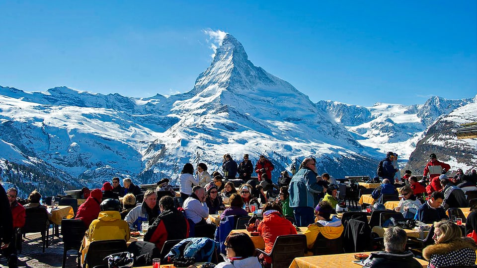 Touristen vor Matterhorn