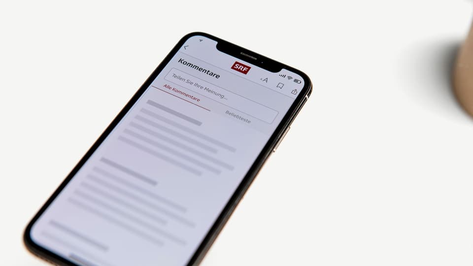 Ein Smartphone auf einer SRF-Kommentarseite