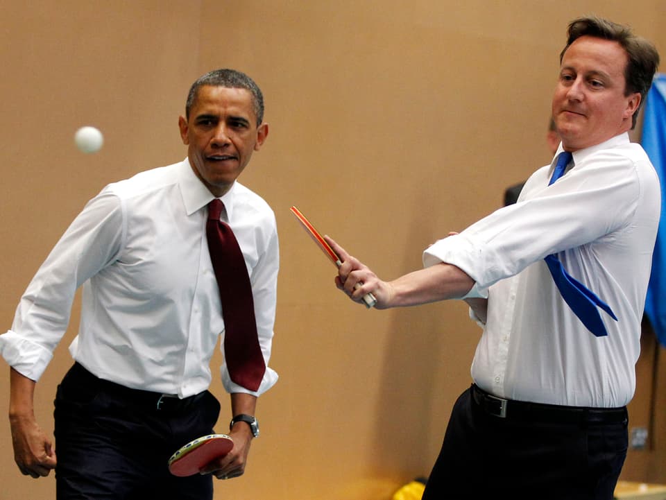 David Cameron und Barack Obama beim Tischtennis-Spielen. 