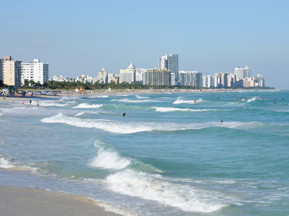 Strand mit Skyline in Miami Beach.