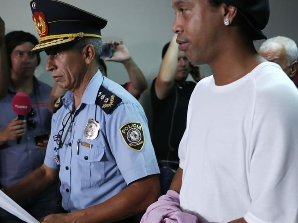 Ronaldinho und ein Polizeibeamter