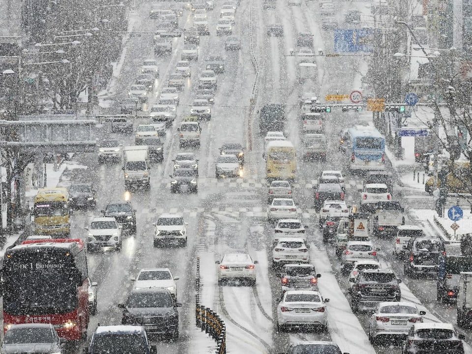 Schneefall und Verkehrschaos in Südkorea