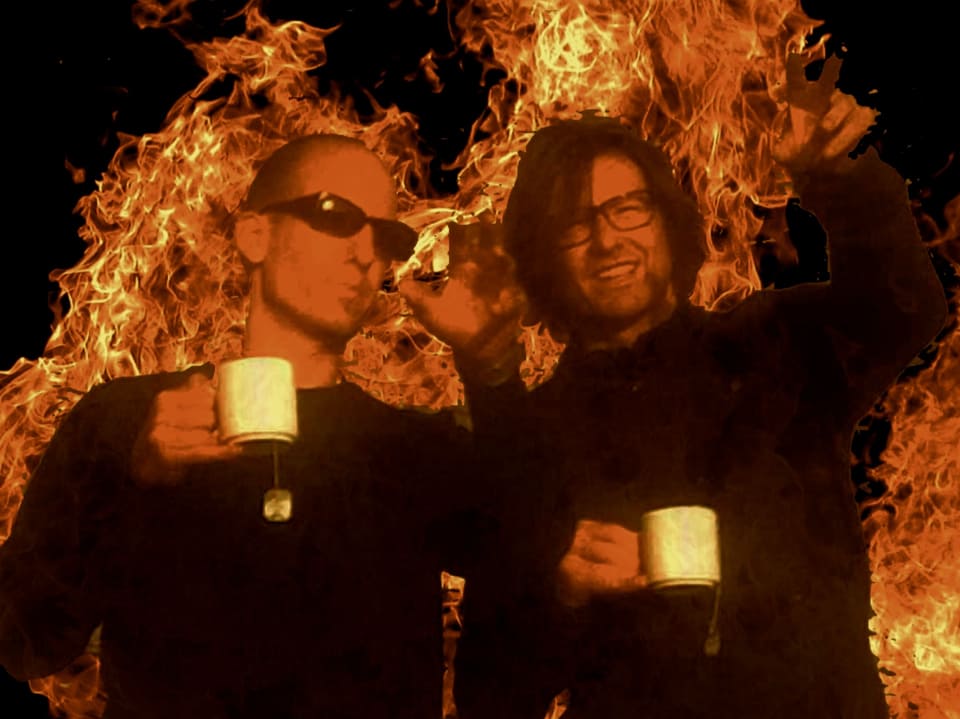 Collage von zwei Musikern mit Teetasse vor loderndem Feuer.
