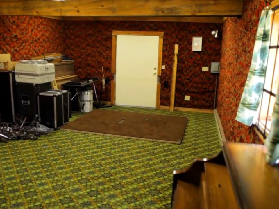 Mit Teppichen ausgelegter Raum mit Instrumenten