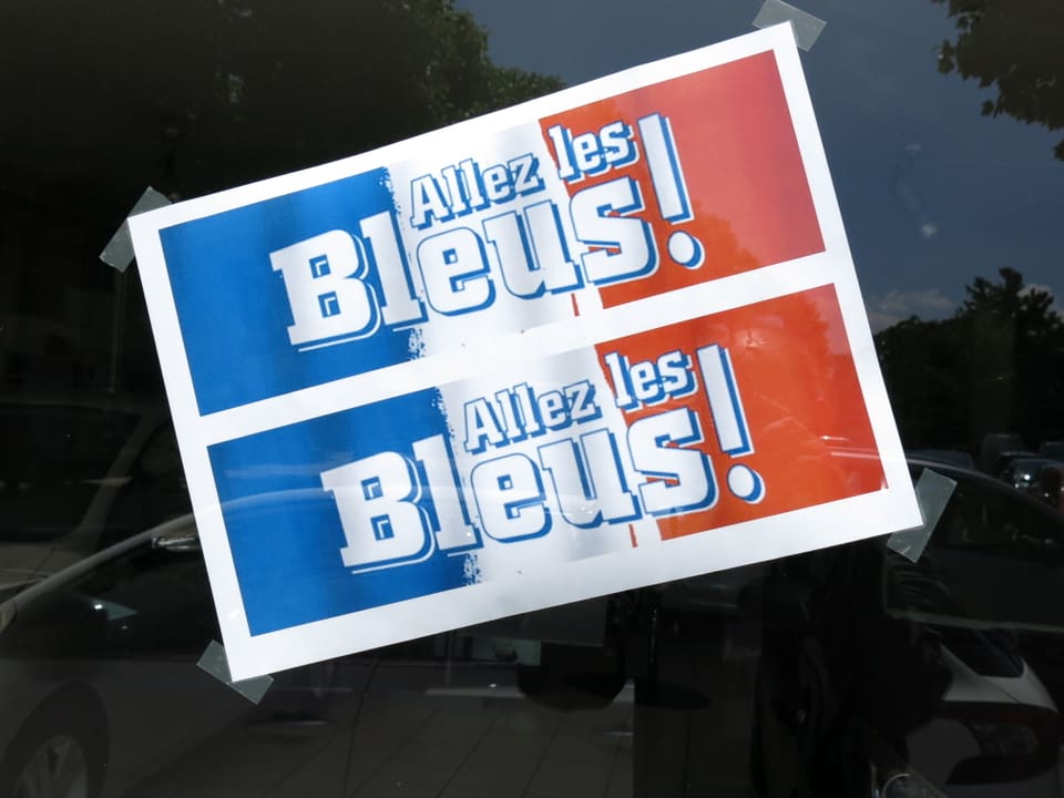 Ein Schild mit der Aufschrift Allez les Bleus