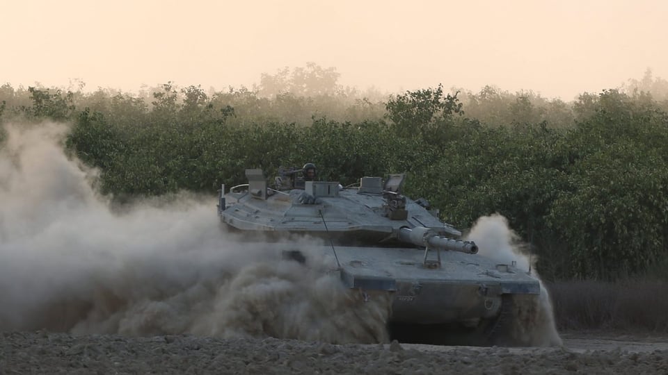 Israelischer Panzer fährt an der Grenze auf